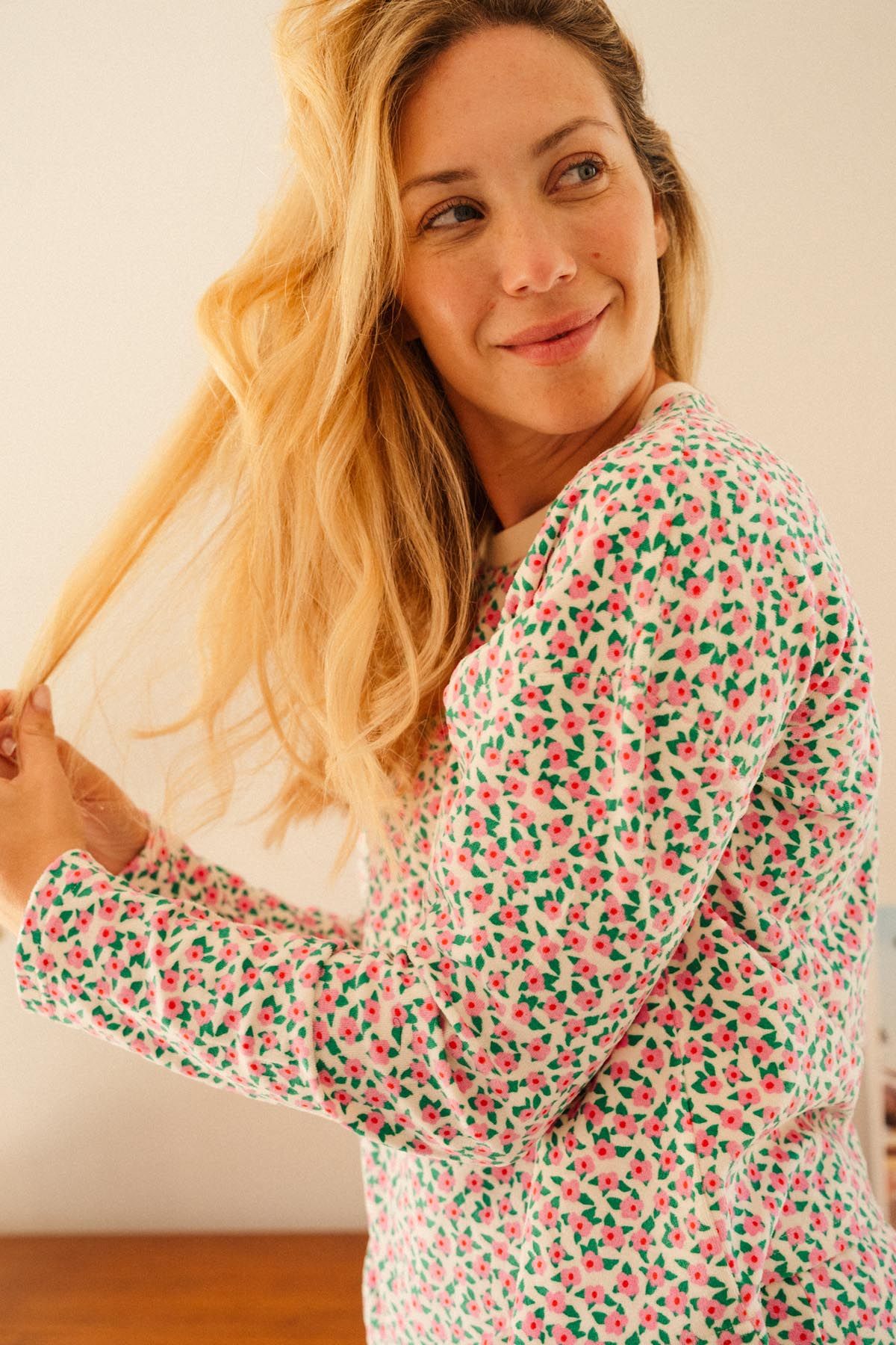 Langer Kuschel-Pyjama aus Bio-Baumwolle | Mini-Blumen Rosa, We Are Jolies, Foto 2