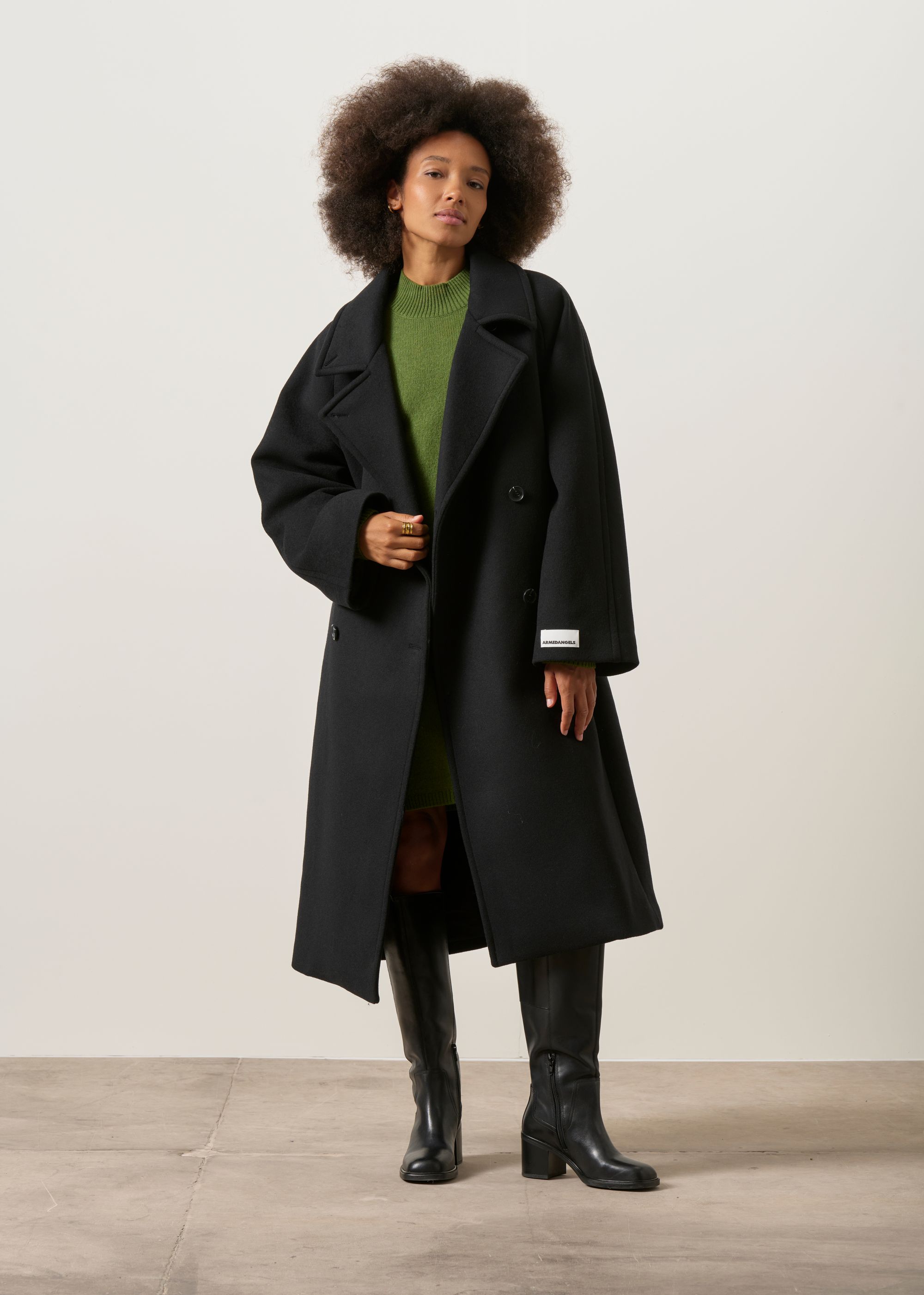 Langer Mantel aus recycelter Wolle | Schwarz "Wool double-breasted coat", Armedangels, Foto 5