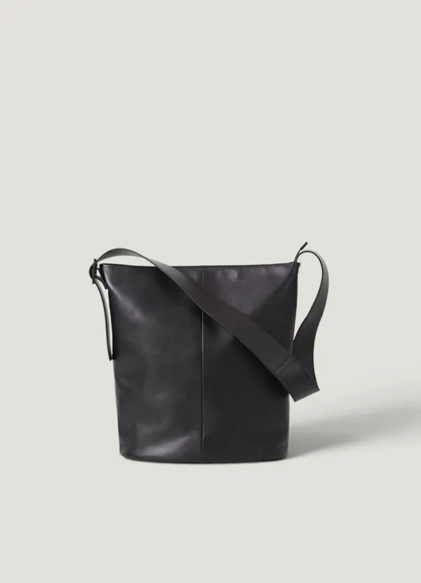 Sac bandoulière en cuir certifié | noir "stockholm", Vagabond