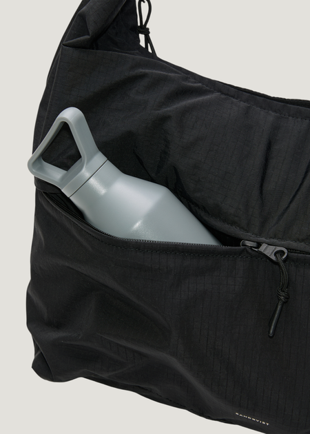 Sac bandoulière 20L en matière recyclée | noir "Grid shoulder bag - black", Sandqvist, photo 4
