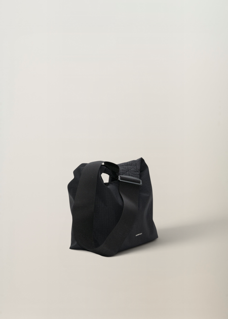 Sac bandoulière en matière recyclée | noir "Grid shoulder bag mini - black" - Sandqvist