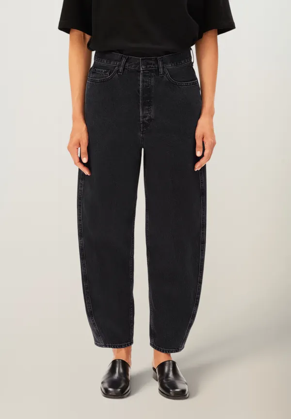 Jean ballon en coton recyclé | noir "Baarly high waist barrel jean - ebony black", Armedangels