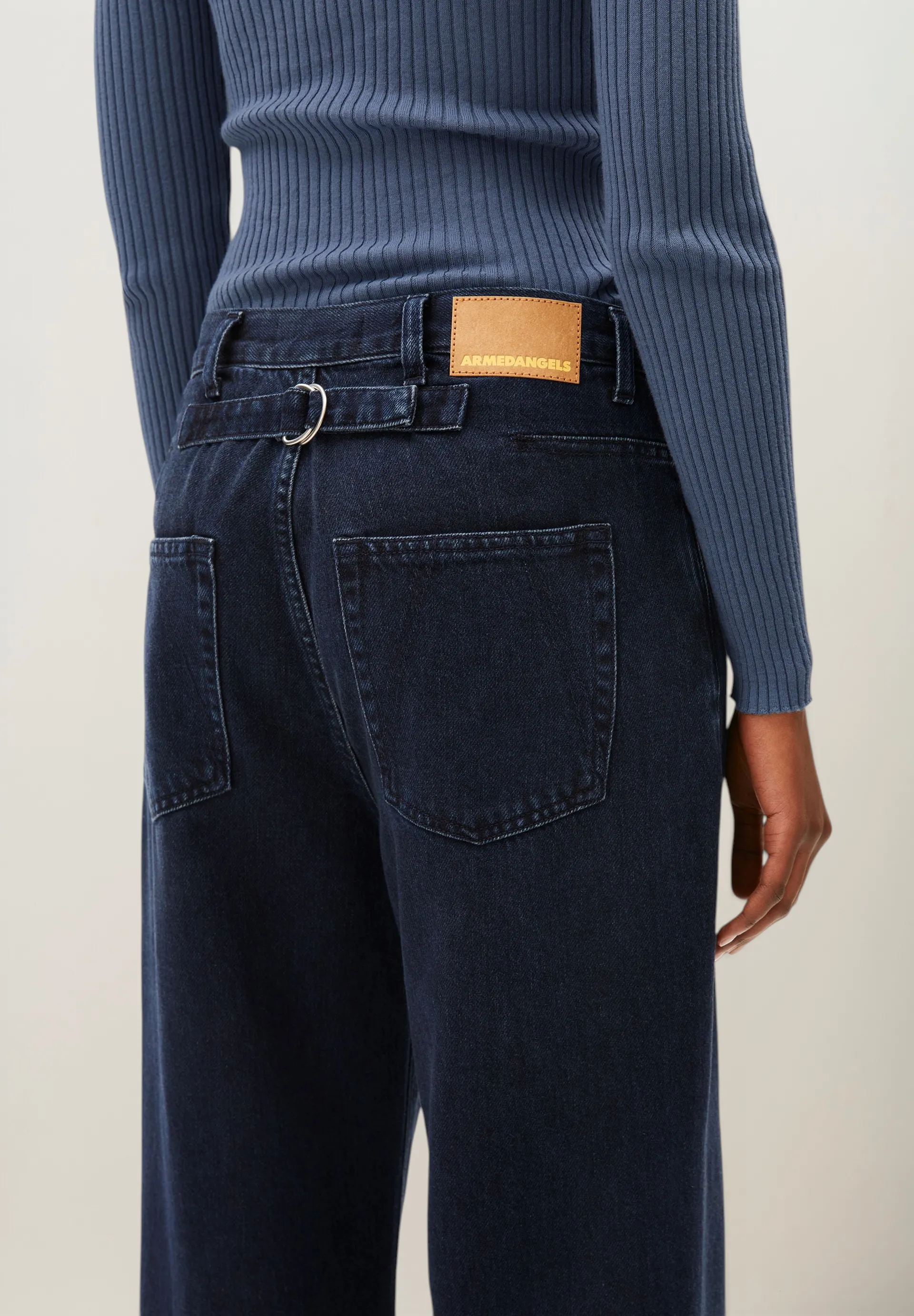 Jean baggy taille basse en coton recyclé | bleu "Haayi low waist baggy jean - fluid ink", Armedangels, photo 2