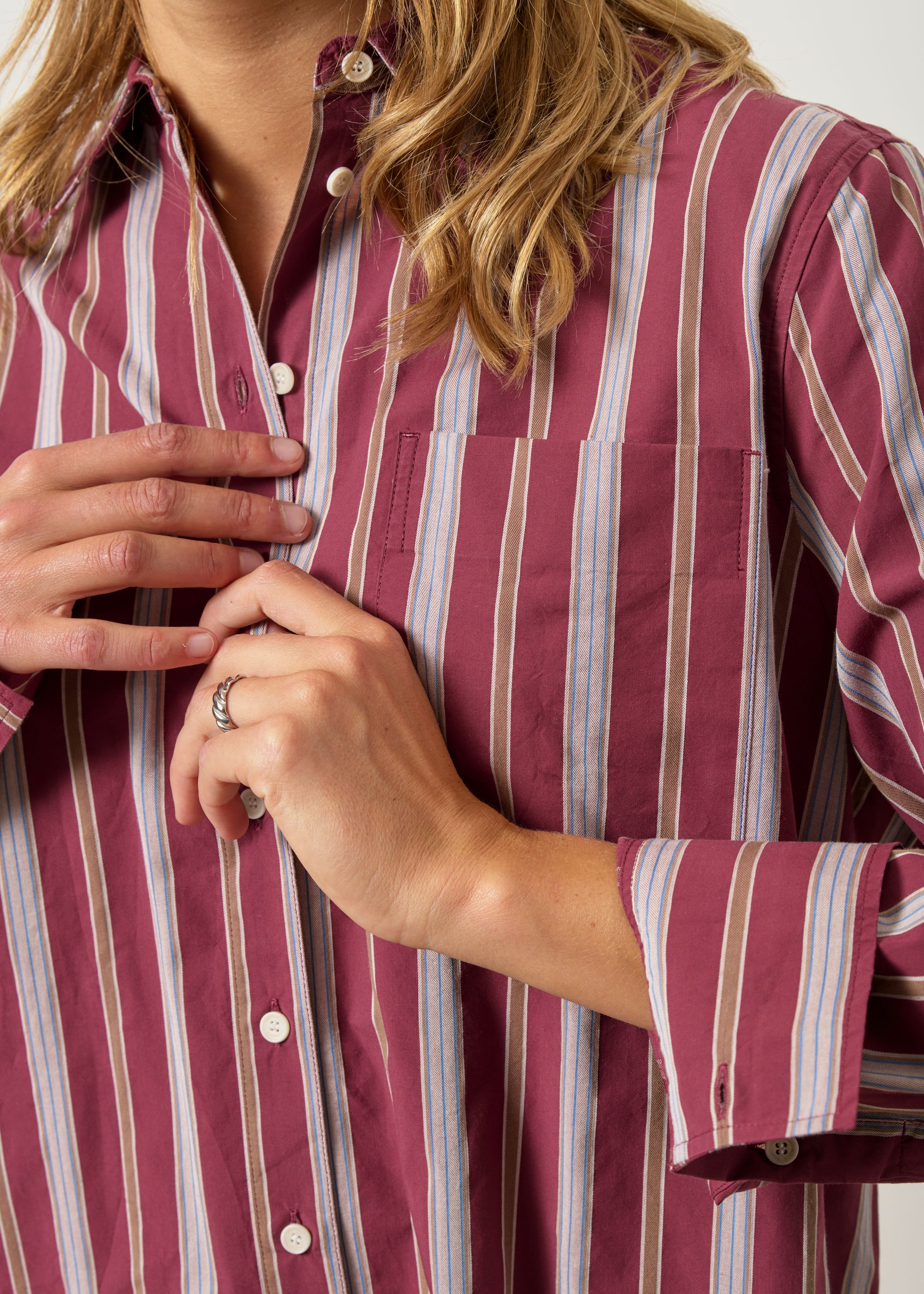 Weites Hemd aus Bio-Baumwolle | Gestreift "Stripe loose shirt blouse | velvet red-amberwood", Armedangels, Foto 2
