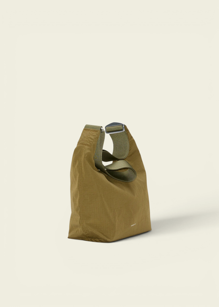 Sac bandoulière en matière recyclée | vert "Grid shoulder bag mini - olive" - Sandqvist