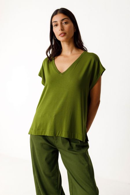 T-shirt col v en tencel | vert "camiseta zur-10 - dark green" - SKFK