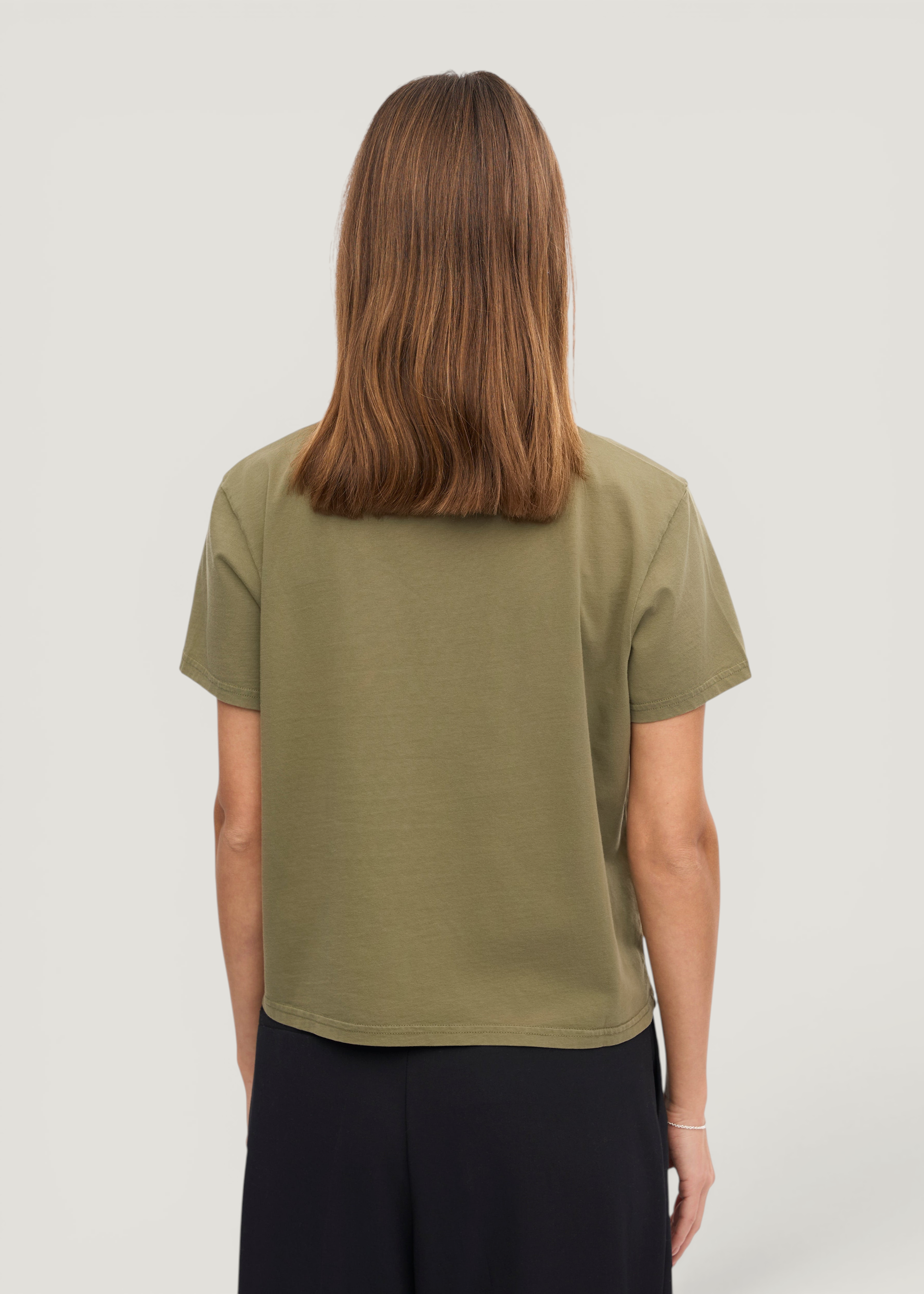 T-Shirt aus Bio-Baumwolle | Grün "dusty olive", Colorful Standard, Foto 3