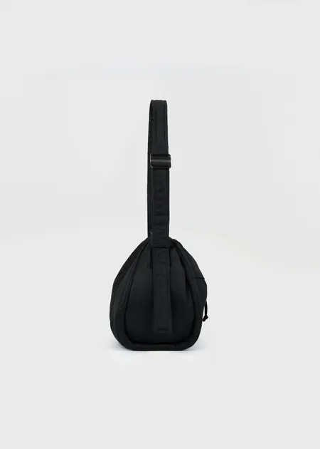 Sac bandoulière 7,5l en matière recyclé | noir "curve bucket bag - black", Sandqvist, photo 3