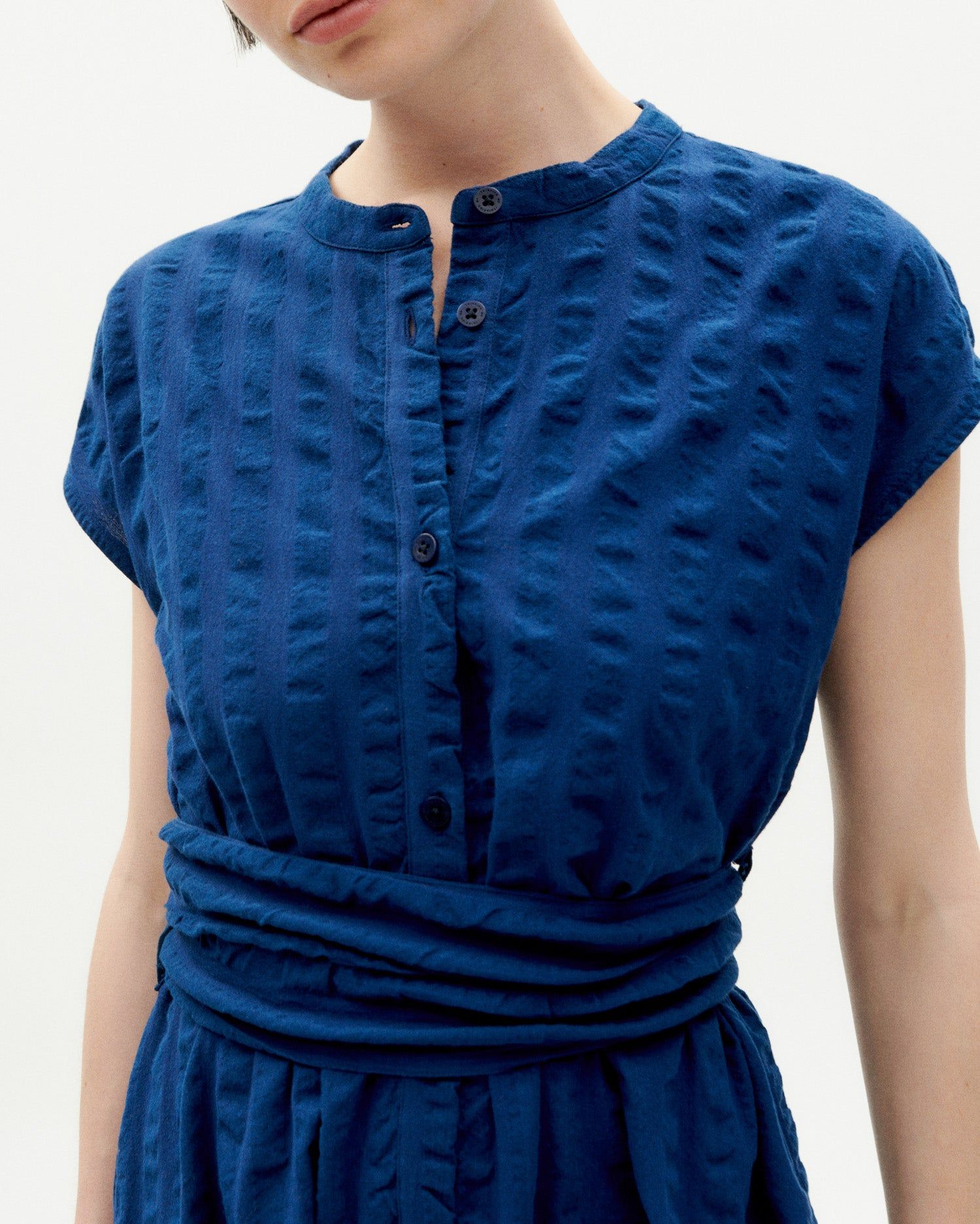 Robe midi ceinturée en coton bio | bleu "navy big seersucker gretel dress", Thinking Mu, photo 4