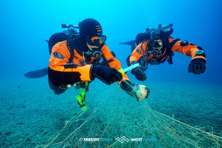 Des plongeurs en mission pour récupérer des "filets-fantômes" en 2019.© Fabrizio Tosoni / Aquafil