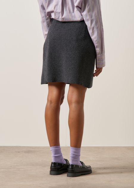 Kurzer Strickrock aus Baumwolle und Bio-Wolle | Dunkelgrau "Cotton-wool mini knit skirt", Armedangels, Foto 3