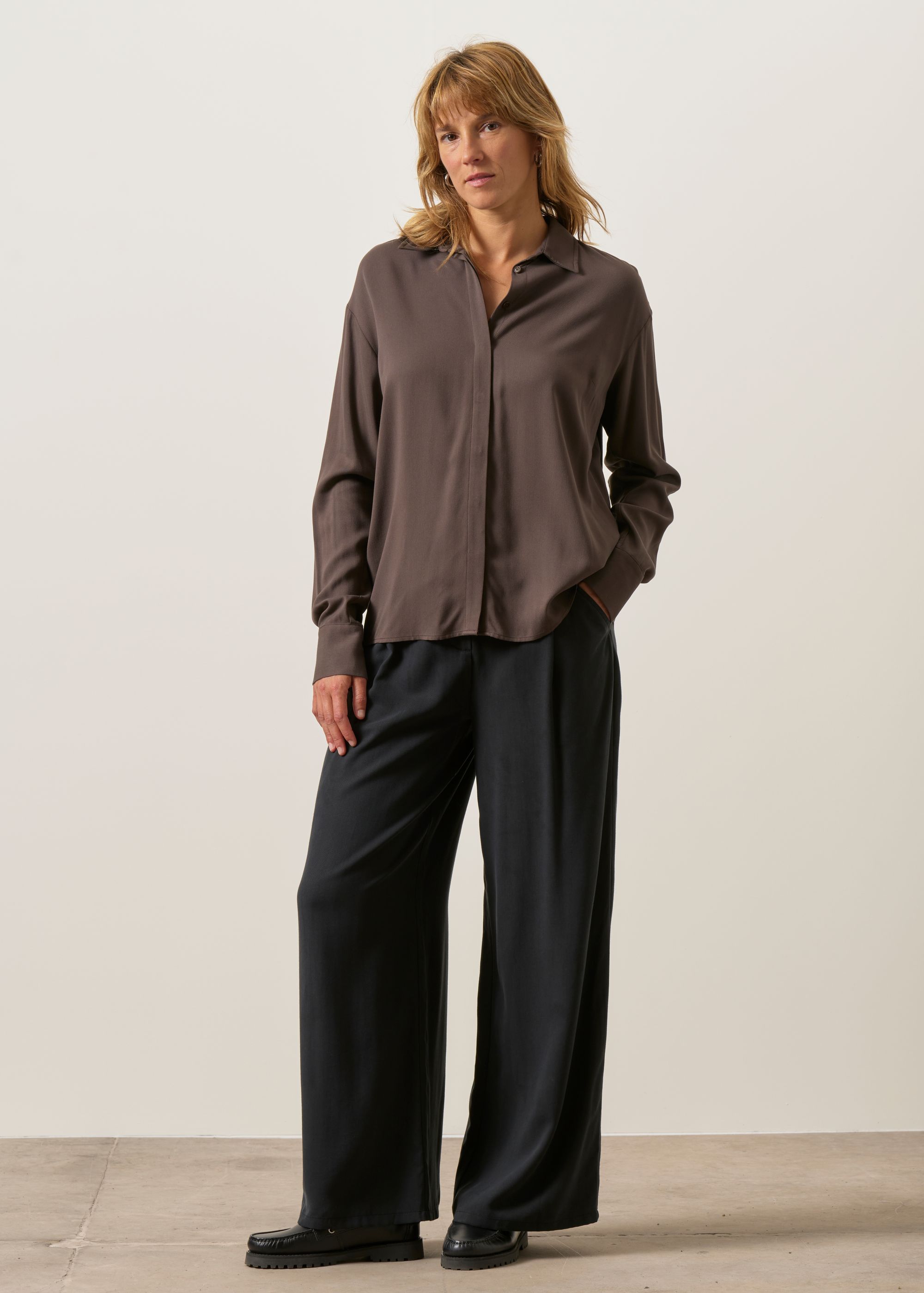 Blouse en viscose ecovero | marron "larisaana longsleeve blouse - claystone", Armedangels, photo 3
