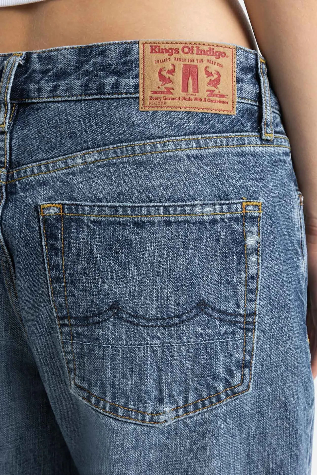 Jean large taille basse en coton bio | bleu "joan ceky blue worn", Kings of Indigo, photo 3