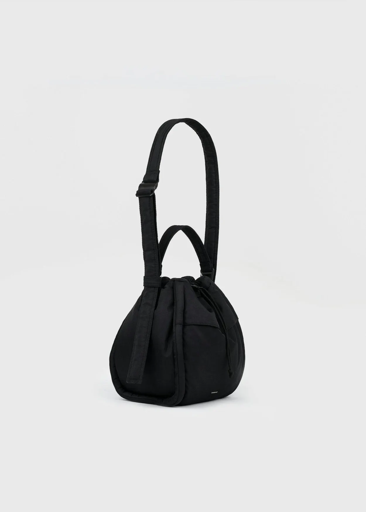 Sac bandoulière 7,5l en matière recyclé | noir "curve bucket bag - black", Sandqvist, photo 4