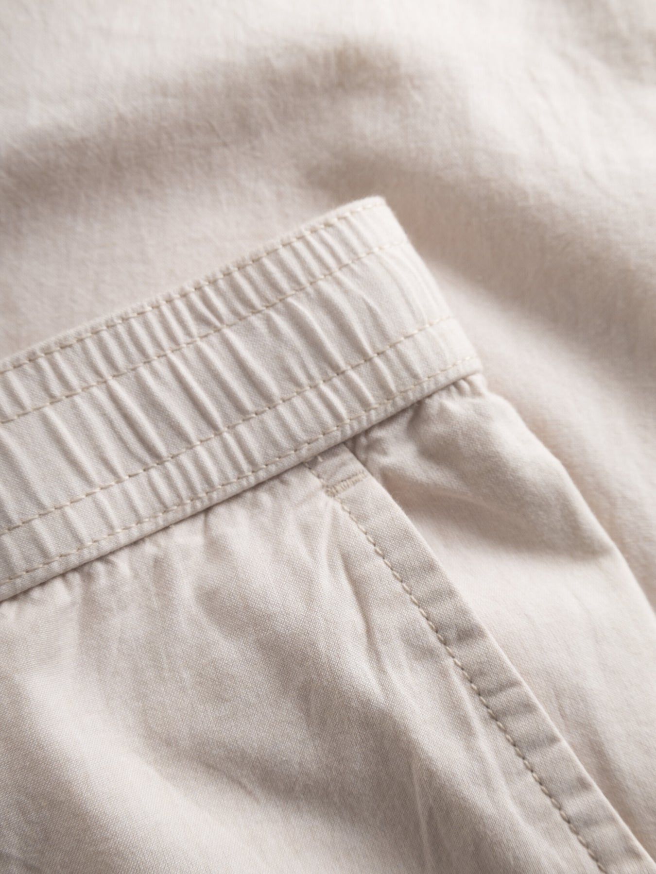 Pantalon léger beige en coton bio - loose slack pant light feather gray, Knowledge Cotton Apparel, photo 2