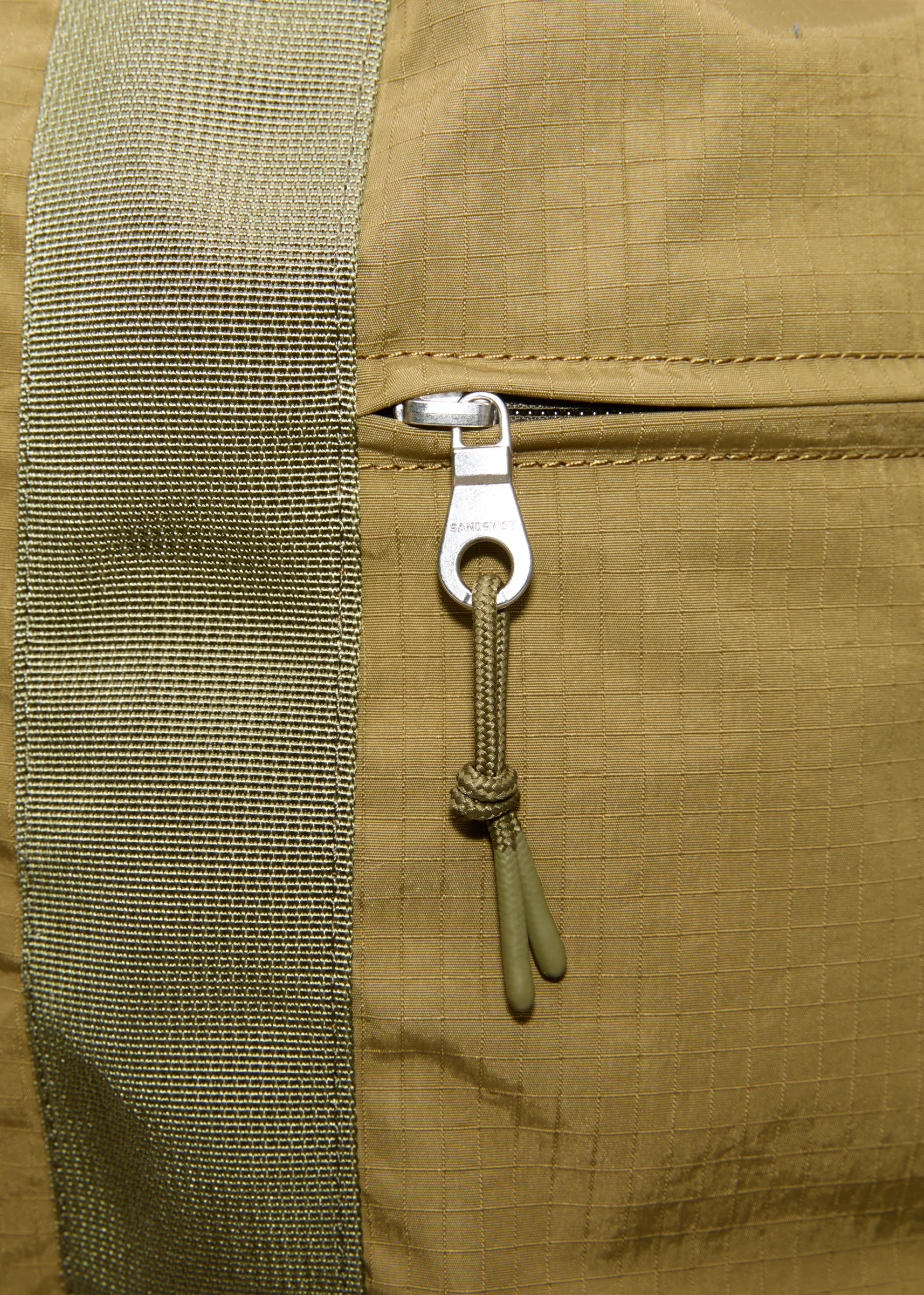 Umhängetasche 20L aus recyceltem Material | grün "Grid shoulder bag - olive", Sandqvist, Foto 5