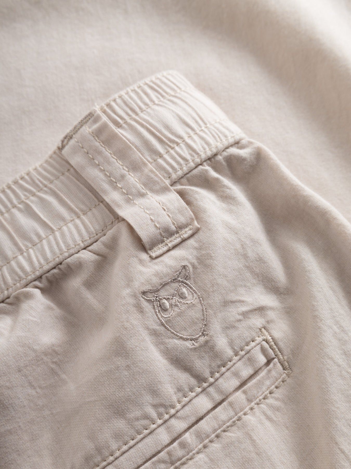 Pantalon léger beige en coton bio - loose slack pant light feather gray, Knowledge Cotton Apparel, photo 5
