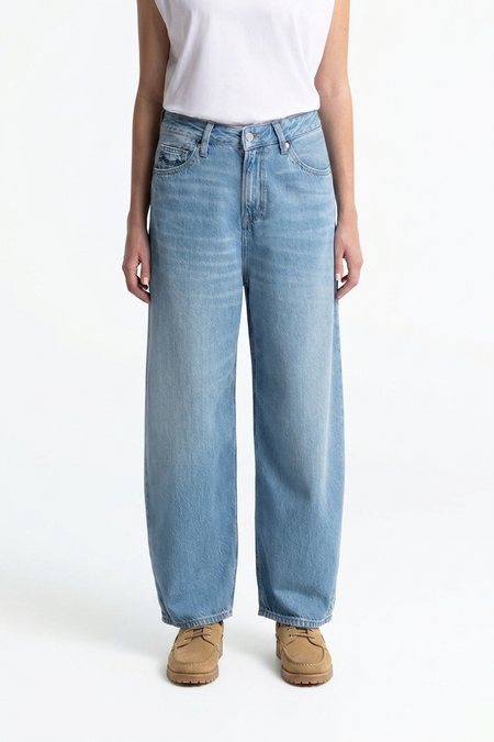 Jean ballon en coton bio et tencel | denim clair "leila - luiz super light" - Kings of Indigo