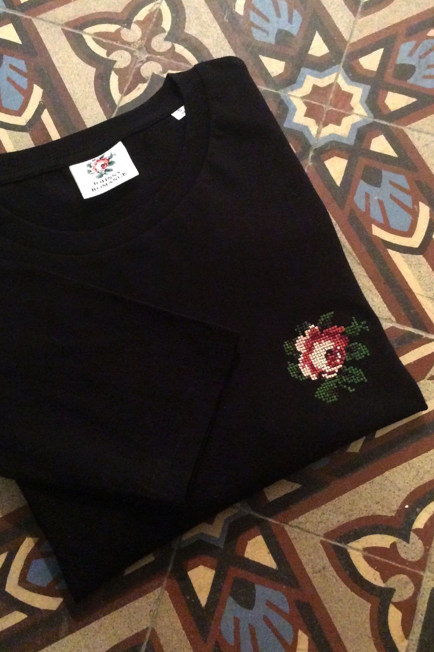 T-shirt brodé noir en coton bio - rose, Johnny Romance, photo 1