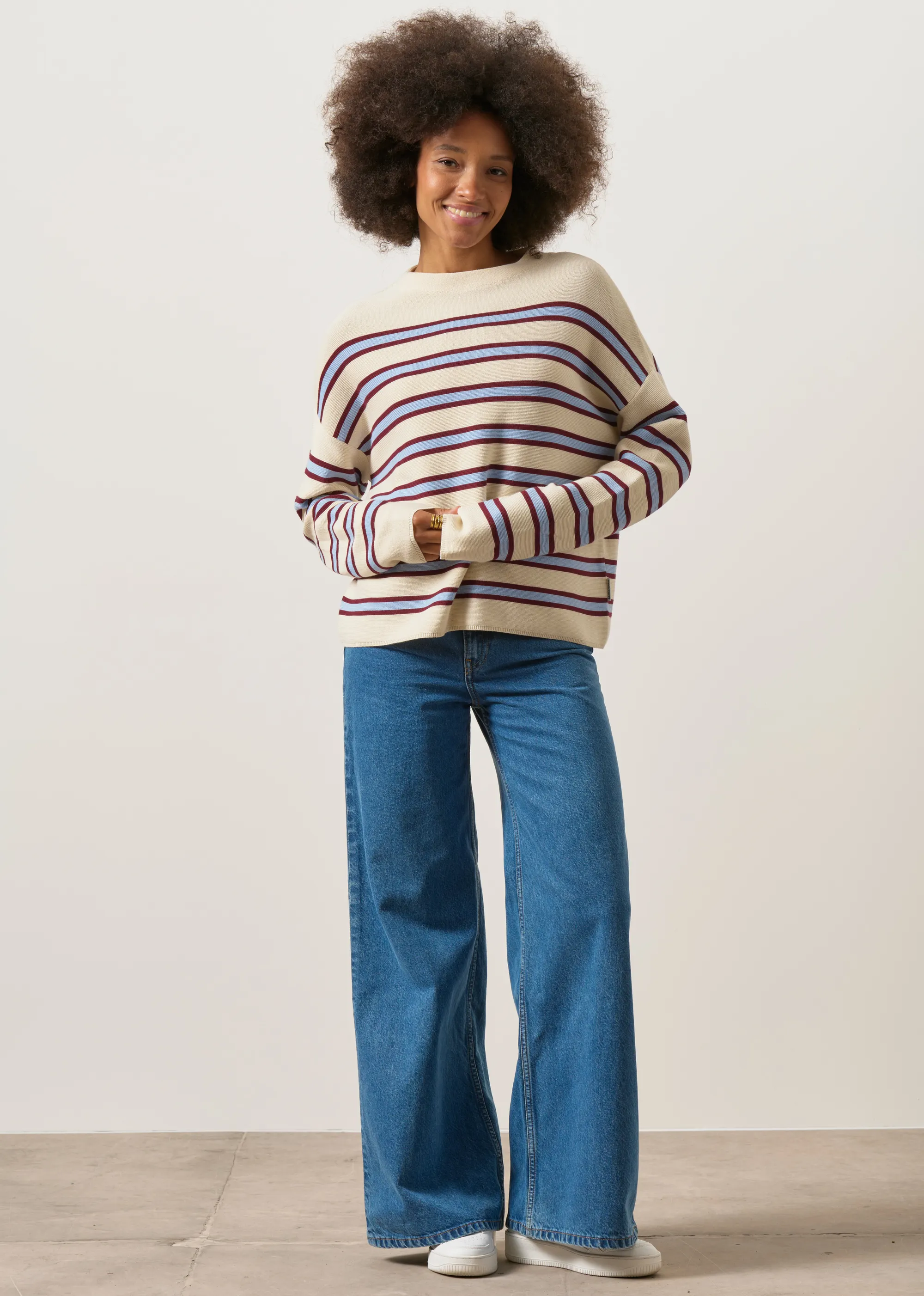 Pull tricot en coton bio | rayé "Merinaa striped knit sweater - oatmilk-velvet red-soft blue", Armedangels, photo 3