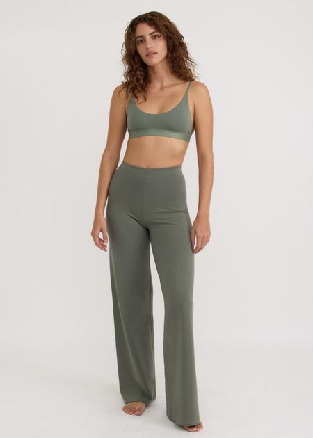 Fließende Hose aus Bio-Baumwolle | Khaki "core straight leg pants - seaweed", Organic Basics