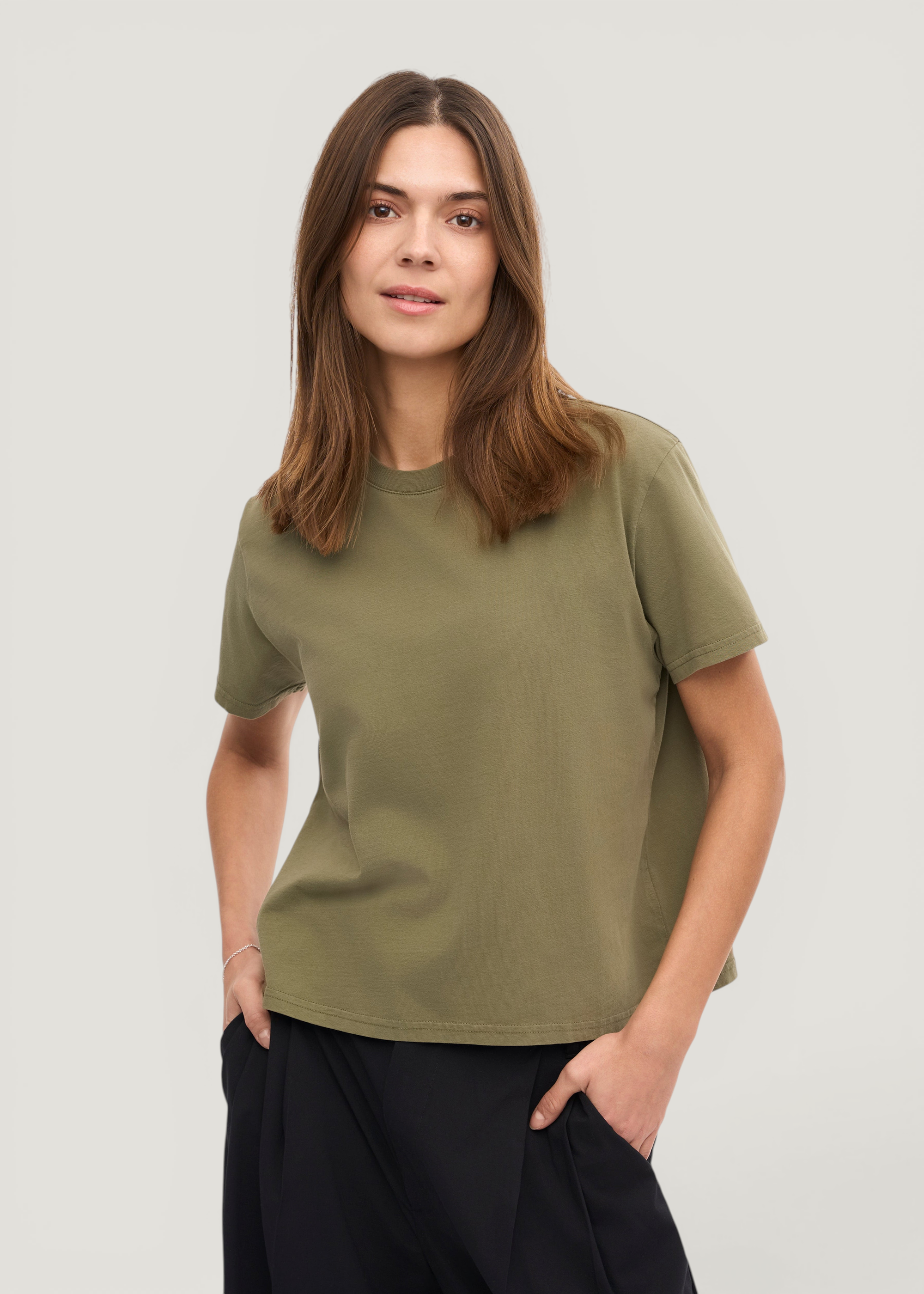 T-Shirt aus Bio-Baumwolle | Grün "dusty olive", Colorful Standard, Foto 1