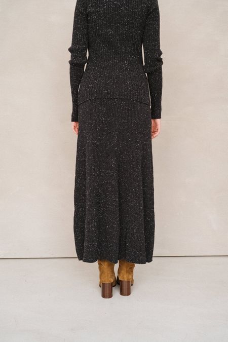 Langer Rippstrickrock aus Bio-Baumwolle und Wolle | Schwarz "hanaa tweed - black-oatmilk", Armedangels, Foto 2