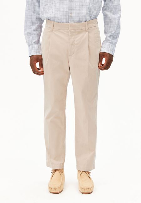 Chino droit en coton bio | beige "Taamir pleated chino pant - sandstone" - Armedangels