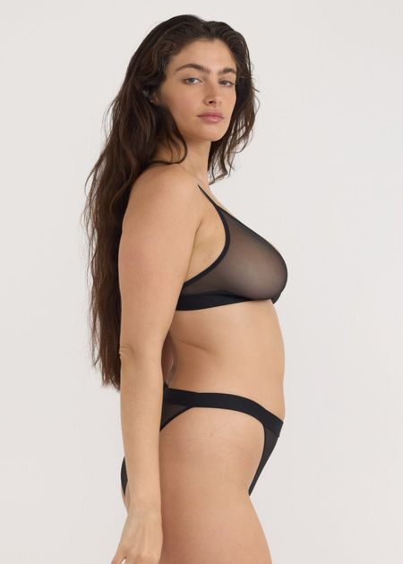 Soutien-gorge en matière recyclée | "mesh triangle bralette - black" - Organic Basics