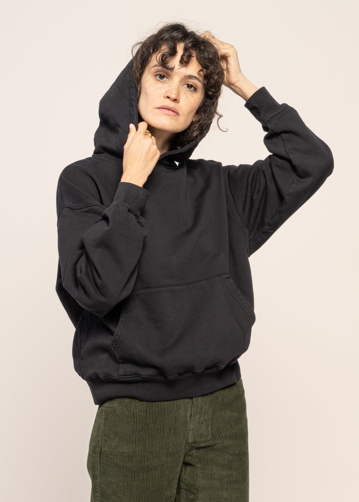 Sweat à capuche oversize en coton bio | noir "deep black", Colorful Standard, photo 1