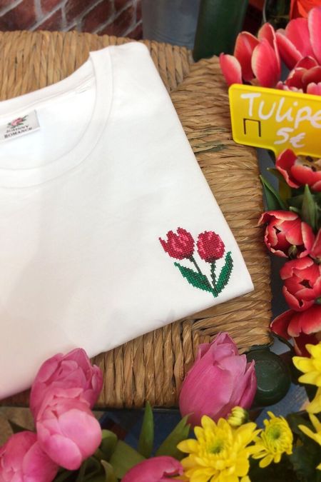 T-shirt brodé blanc en coton bio - tulipes