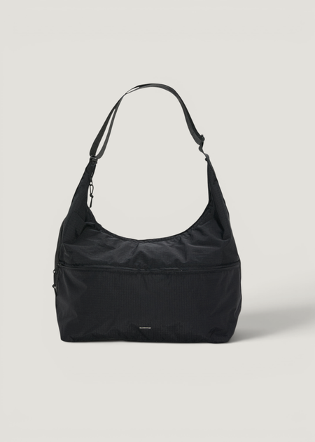 Sac bandoulière en matière recyclée | noir "Grid shoulder bag - black" - Sandqvist