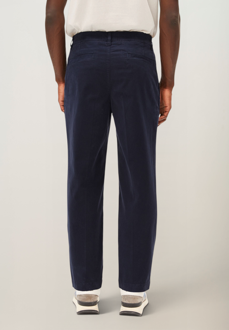 Gerade Bundfaltenhose aus Bio-Baumwolle | Marineblau "Taamir pleated chino pant - night sky", Armedangels, Foto 4