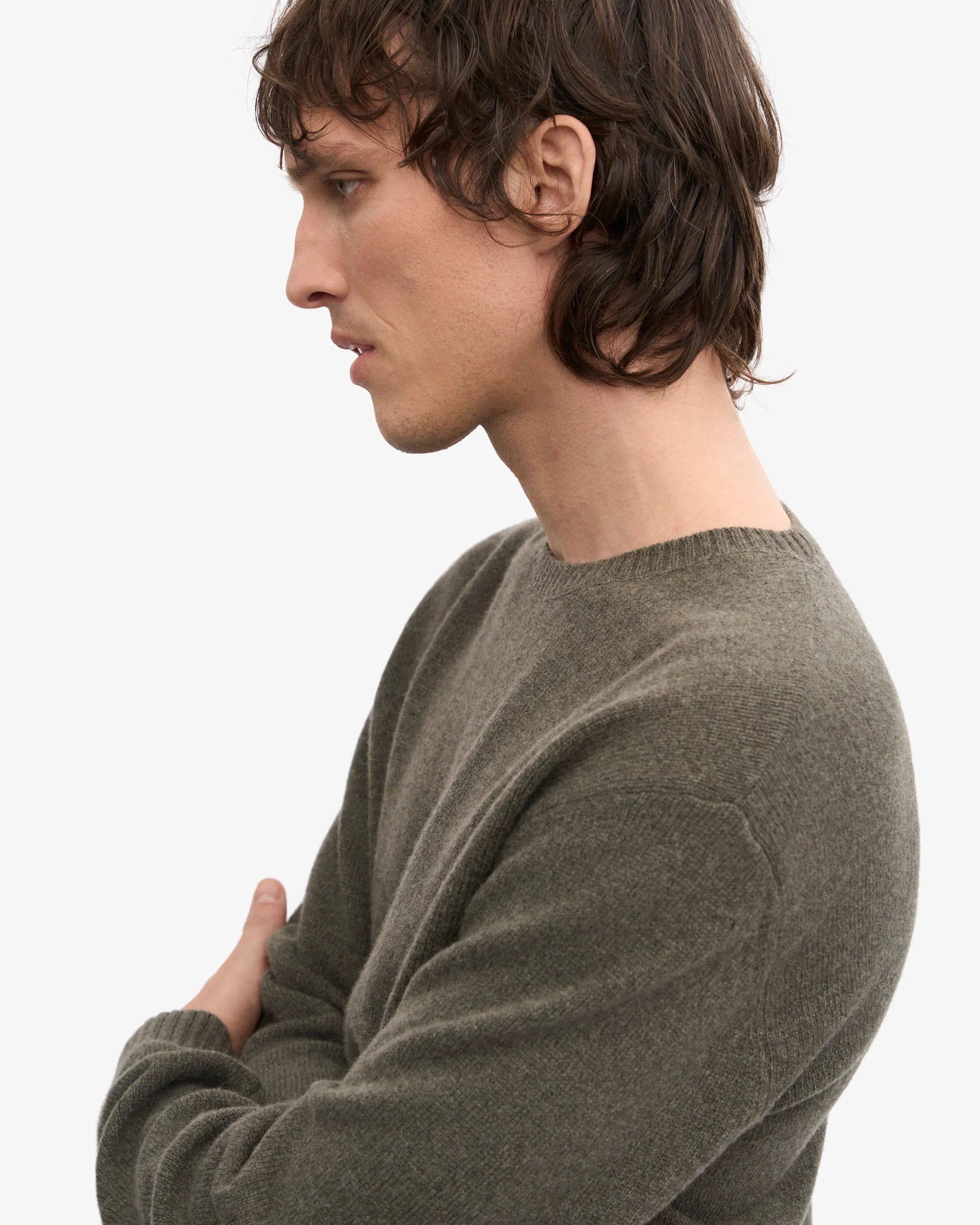 Pullover aus recycelter Merinowolle | Khaki "dusty olive", Colorful Standard, Foto 2