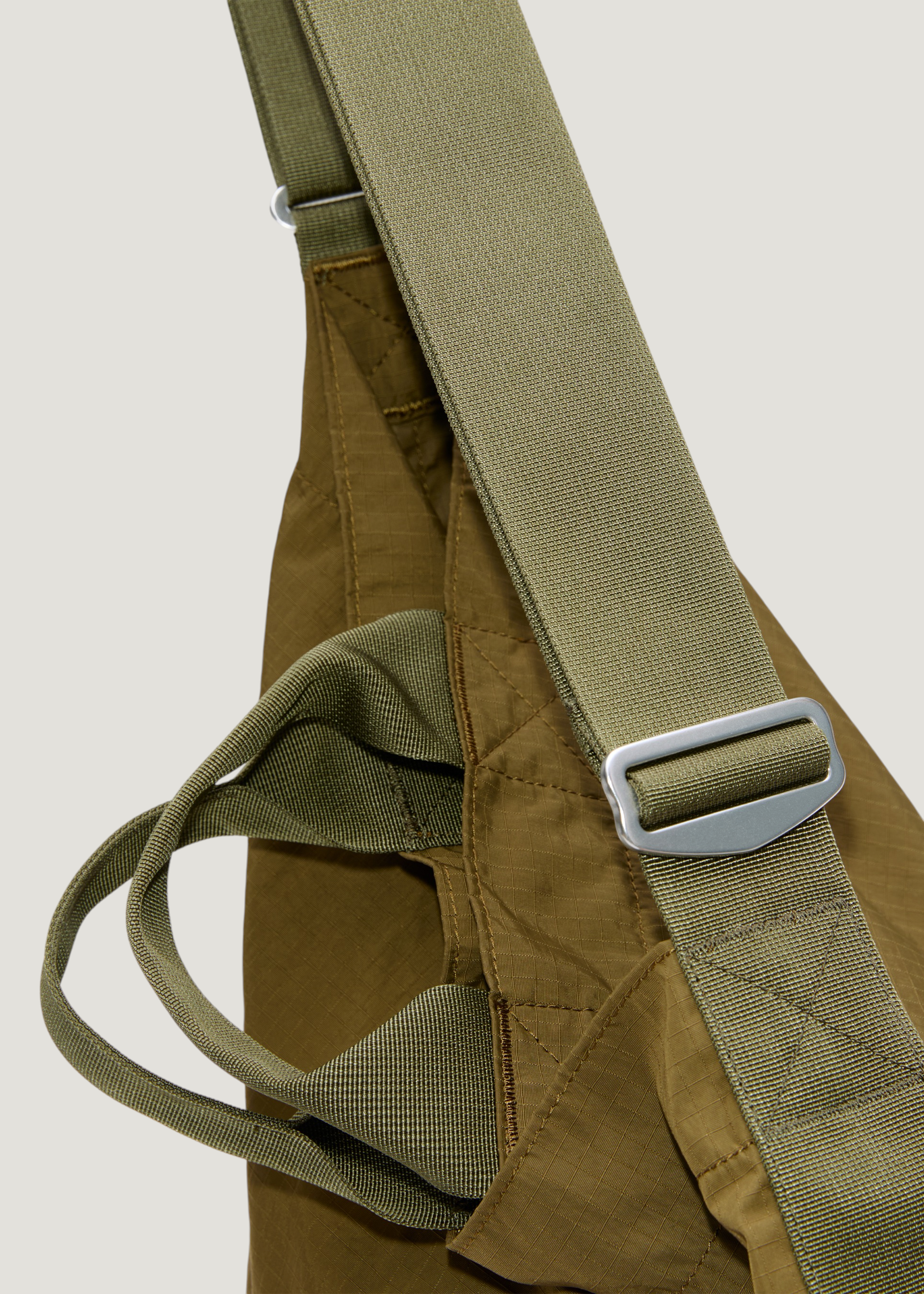 Shopper 18L aus recyceltem Material | grün "Grid shopper bag - olive", Sandqvist, Foto 3