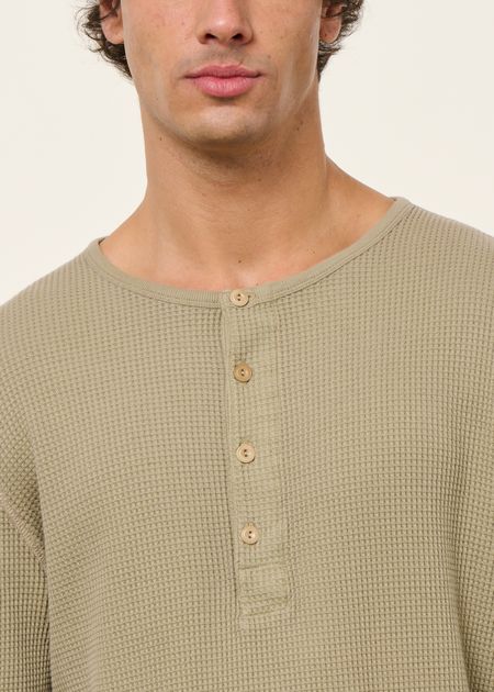 T-shirt manches longues en coton bio | vert clair "henley waffle t-shirt - desert" - Nudie Jeans