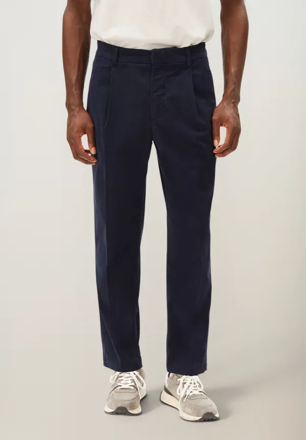 Pantalon pinces droit en coton bio | bleu marine "Taamir pleated chino pant - night sky", Armedangels