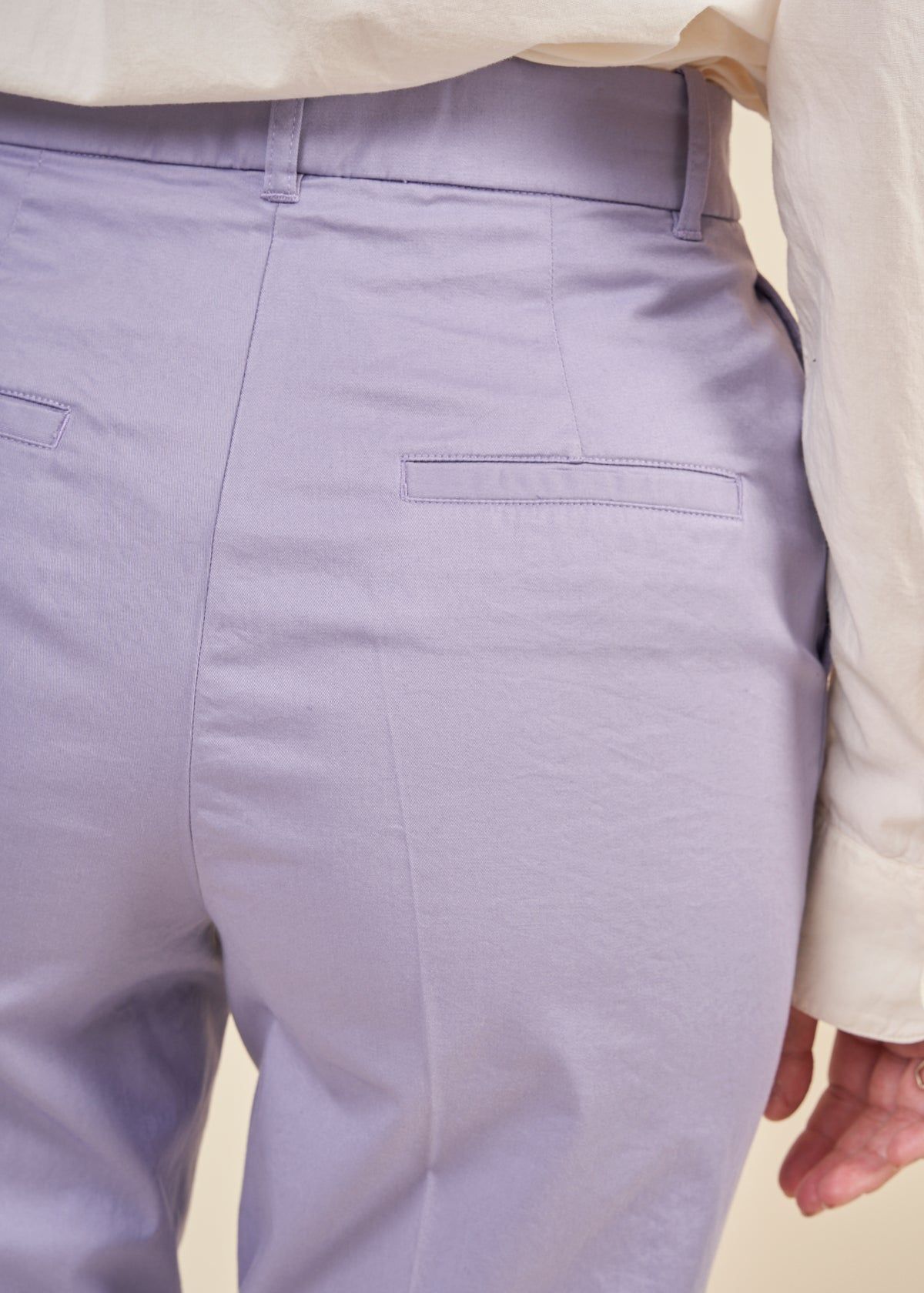 Bundfaltenhose aus Bio-Baumwolle | Violett "warmaar light purple stone", Armedangels, Foto 3