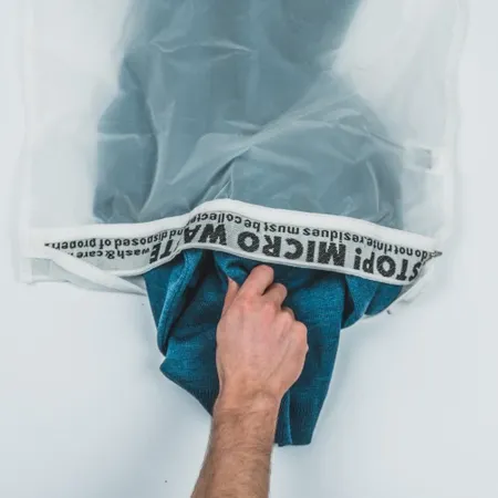 Le sac de lavage Guppy Friend, qui retient au minimum 90% des micro-particules de plastique.