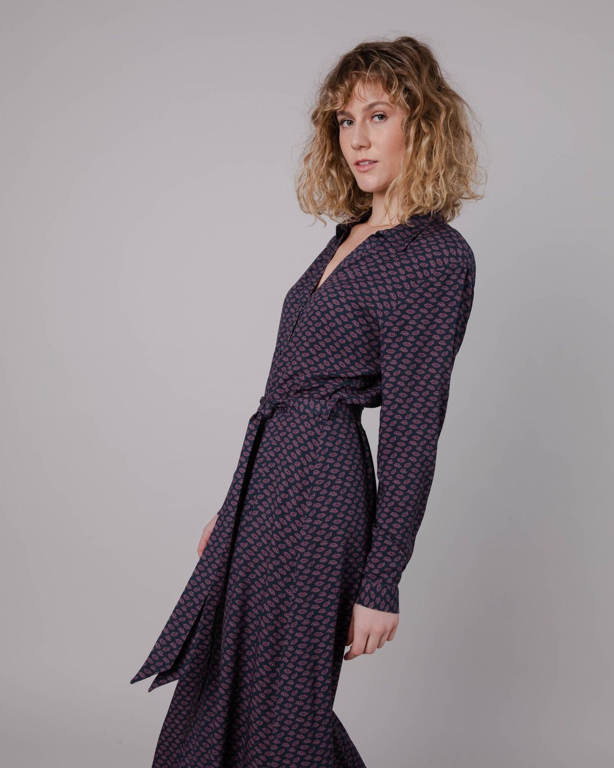 Robe longue à motifs en ecovero | multicolore "lips vneck long sleeve dress prune", Brava Fabrics, photo 5