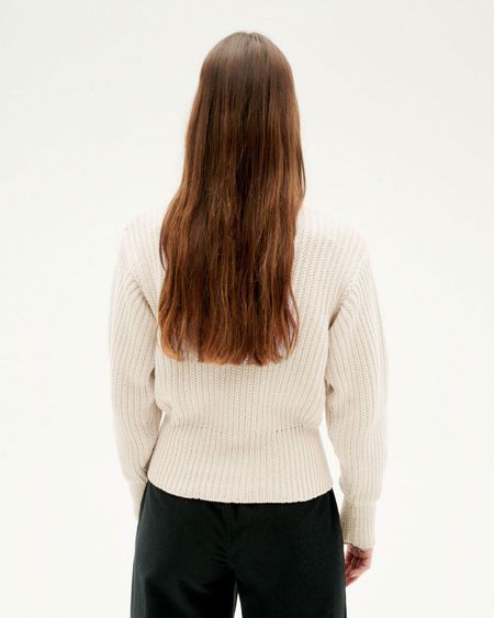 Lockerer Pullover mit hohem Kragen aus recycelten Materialien | Weiß "white susi knitted sweater", Thinking Mu, Foto 4