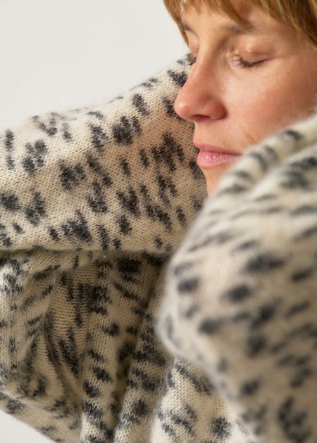 Pull col montant en laine bio et mohair certifiée| blanc et noir, Armedangels, photo 6