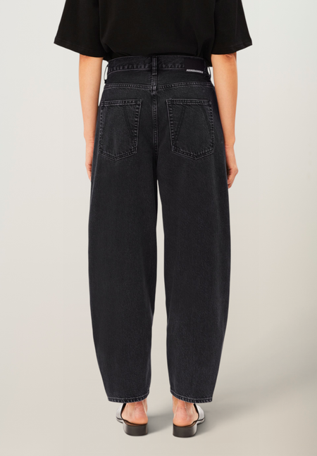 Jean ballon en coton recyclé | noir "Baarly high waist barrel jean - ebony black", Armedangels, photo 3