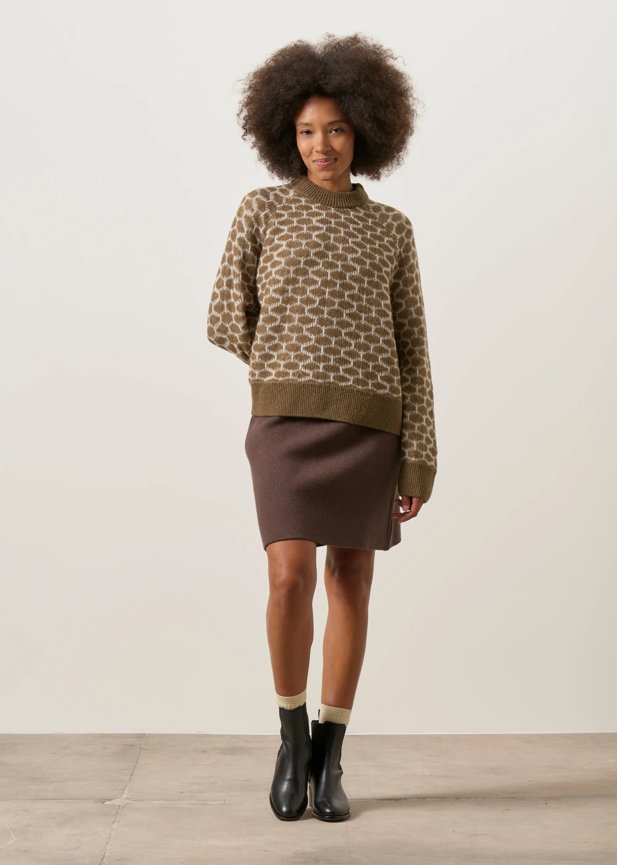 Pull en mélange de laine recyclée et bio | beige et marron "Wool multi dots knit sweater - claystone melange-oatmilk", Armedangels, photo 6