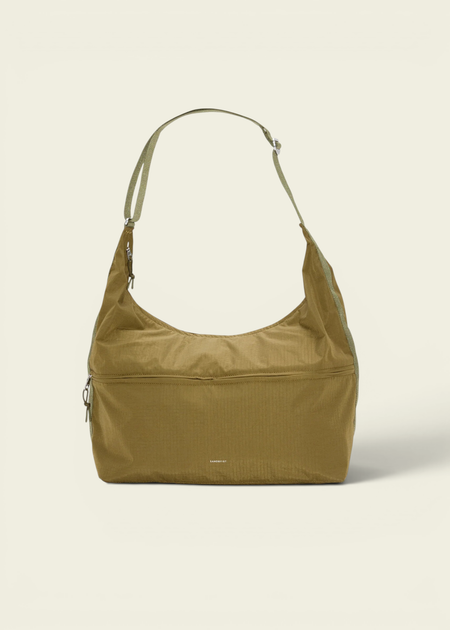 Sac bandoulière en matière recyclée | vert "Grid shoulder bag - olive" - Sandqvist