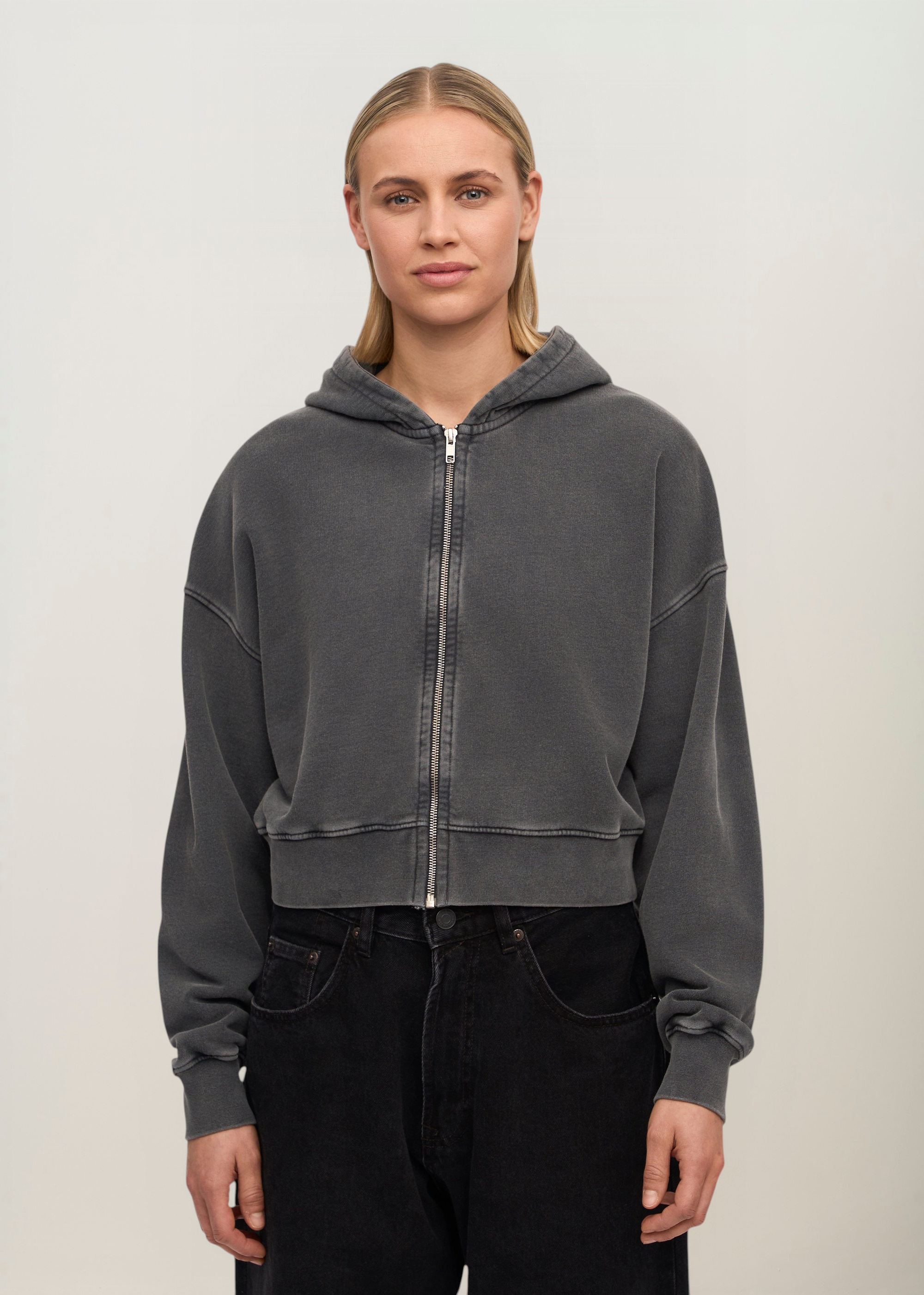 Sweat crop zippé en coton bio | gris "organic crop zip hood - faded black", Colorful Standard, photo 1