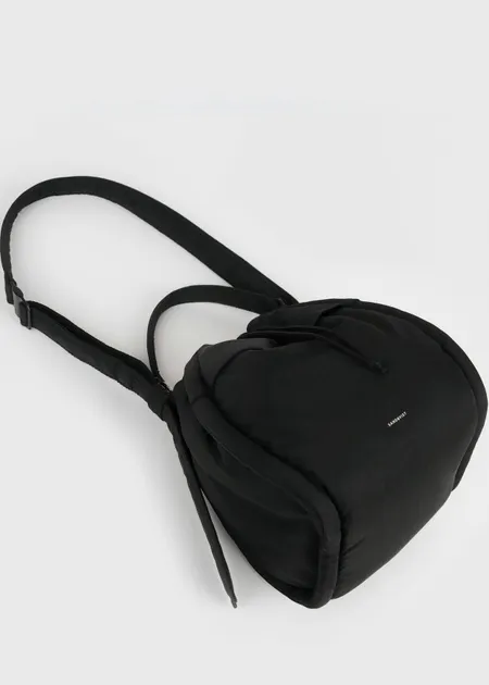 Sac bandoulière 7,5l en matière recyclé | noir "curve bucket bag - black", Sandqvist, photo 5