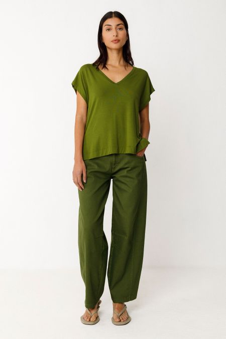 T-shirt col v en tencel | vert "camiseta zur-10 - dark green" - SKFK