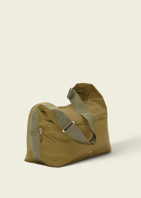 Sac bandoulière en matière recyclée | vert "Grid shoulder bag - olive" - Sandqvist