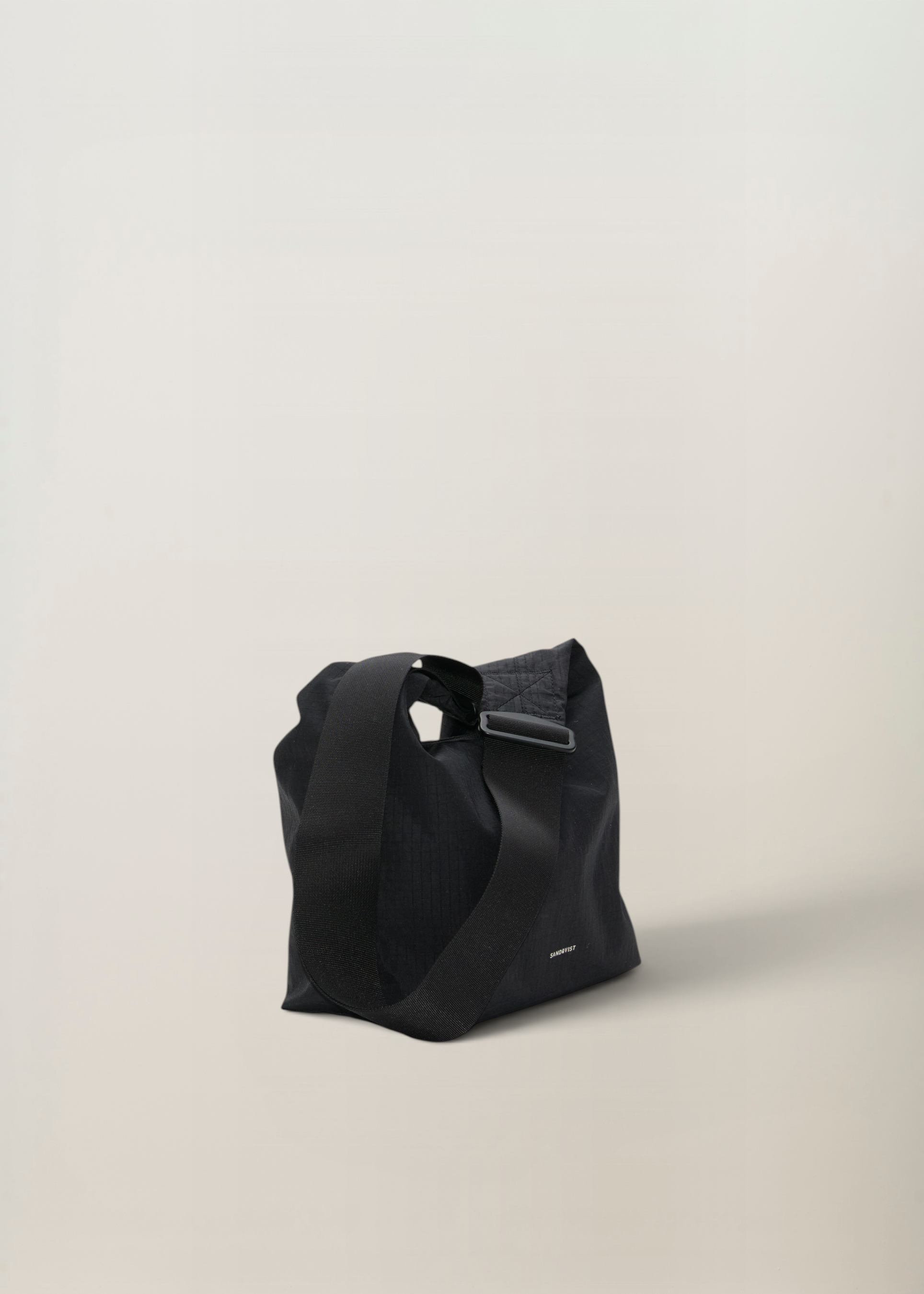 Umhängetasche 5L aus recyceltem Material | schwarz "Grid shoulder bag mini - black", Sandqvist, Foto 2